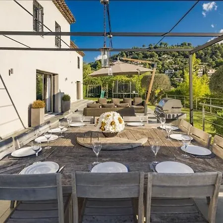 Fascinating 6 Bedroom Holiday home *